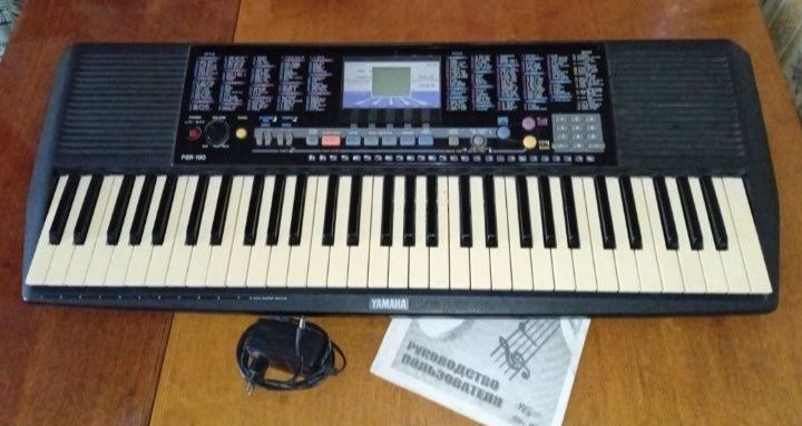 Синтезатор Ямаха.