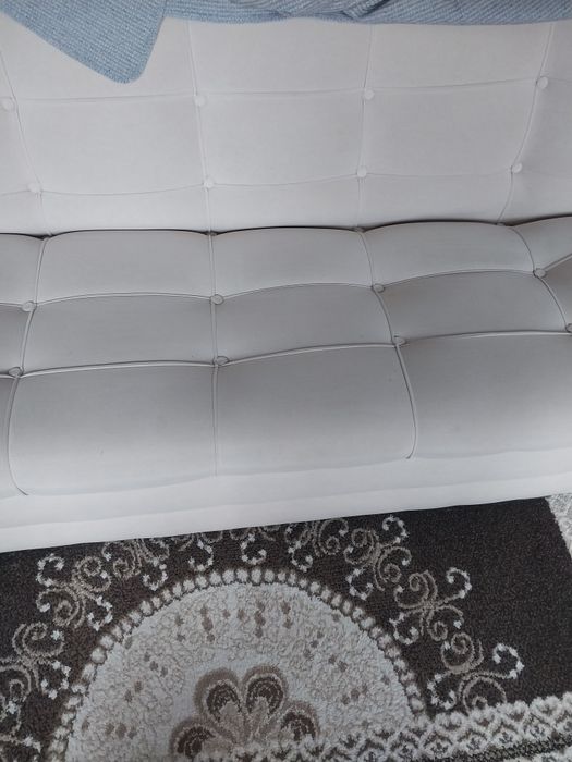 Диван в хорошом состояние.