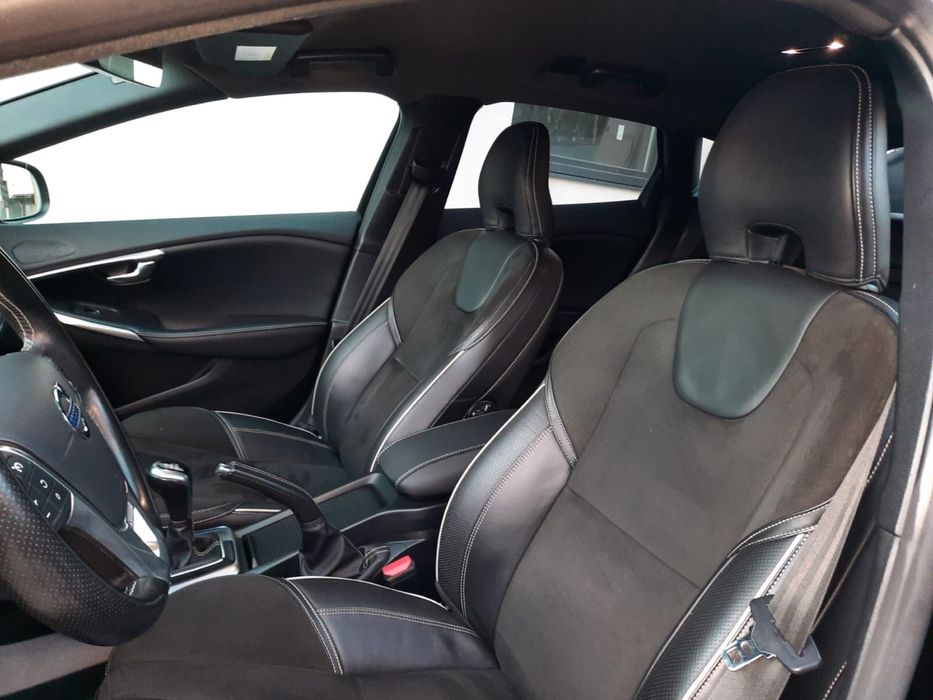 Volvo V40.