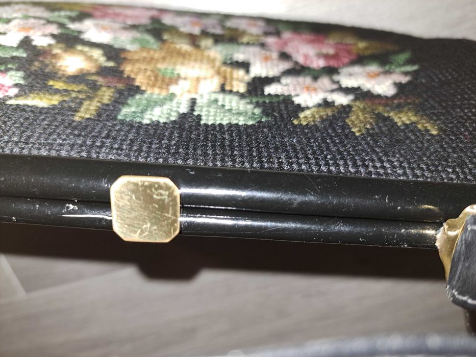 poșetă vintige cu o față brodată