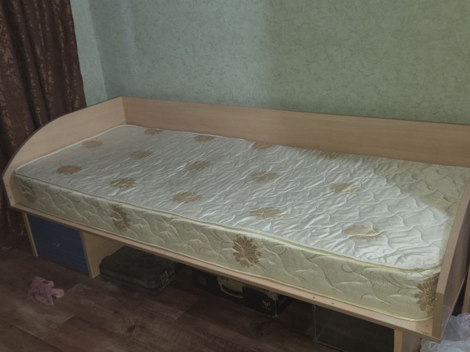 Шкаф с кроватью .