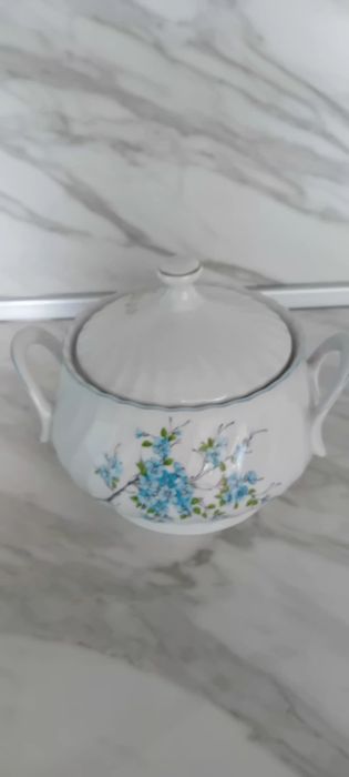 Стари порцеланови и керамични изделия.