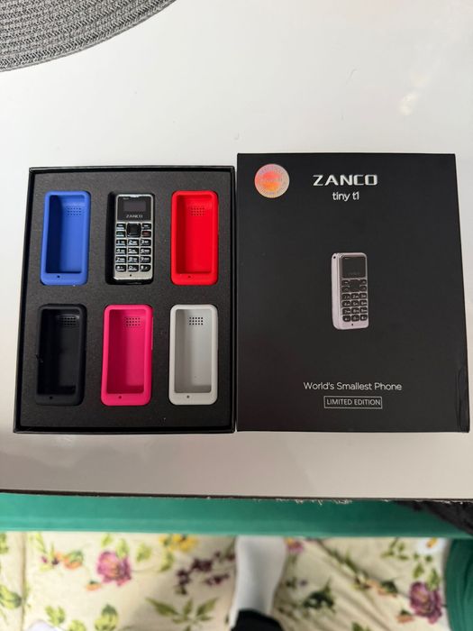 Telefoane minuscule cu cartela