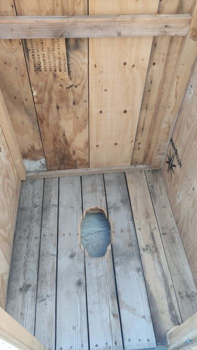 Сельский ямный туалет