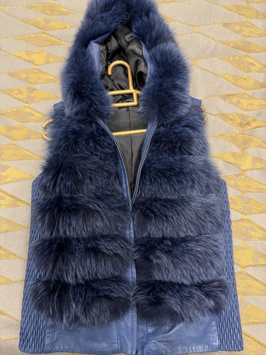 Продаю меховую жилетку из натуральной кожи. Мех: песец. Цвет: синяя.