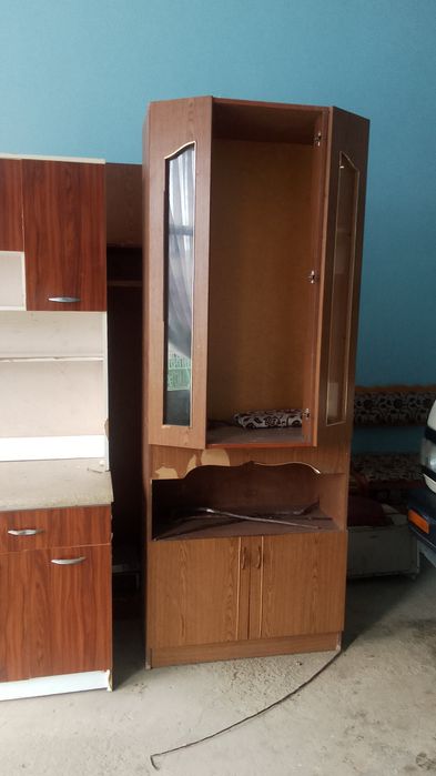 Мебел стенка сотилади