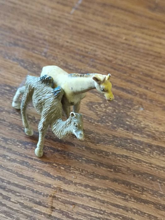 Колекционерски фигурки на животни и динозаври