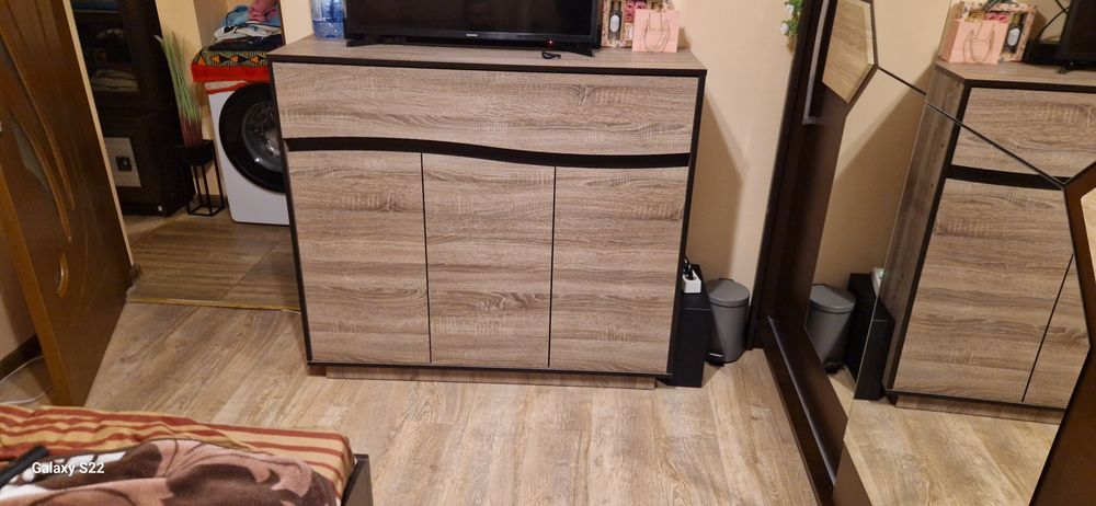 Vând mobila hol întrare 1000 lei , sufragerie3000lei, dormitor 2500lei