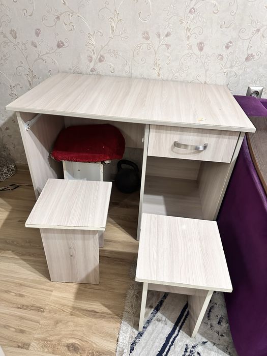 Продам учебный стол + 4 тобуретки