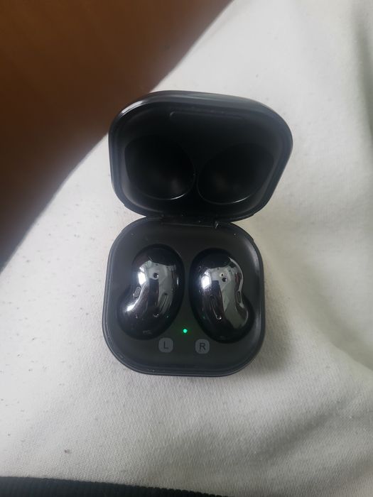 Продам оригинальные наушники Galaxy buds live.