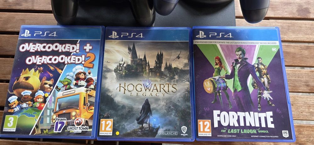 PS4 PRO  1tb storage , 4 controllere