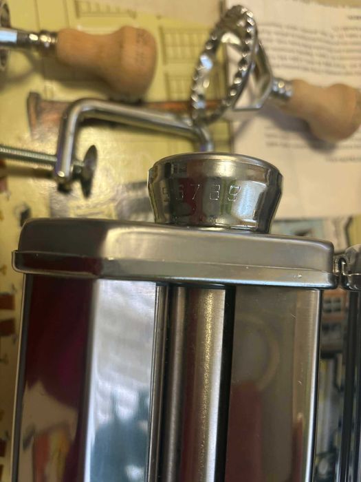 Машина за приготвяне на домашна паста 9 степ+2 итал. форми за равиоли.