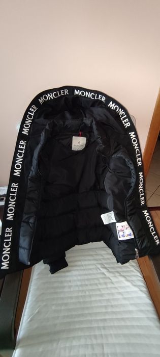 Geacă impermeabilă nouă.