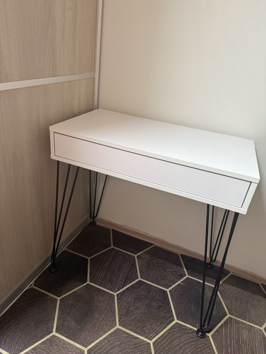 Продам дамский столик