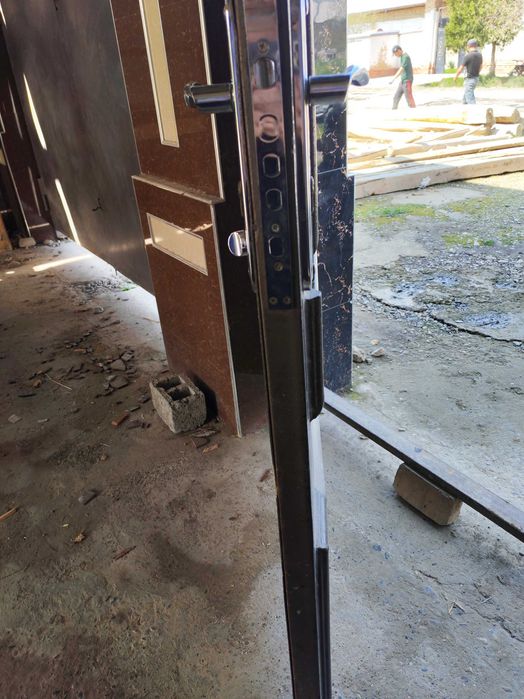 Darvoza qalin ogiri listi qalin.