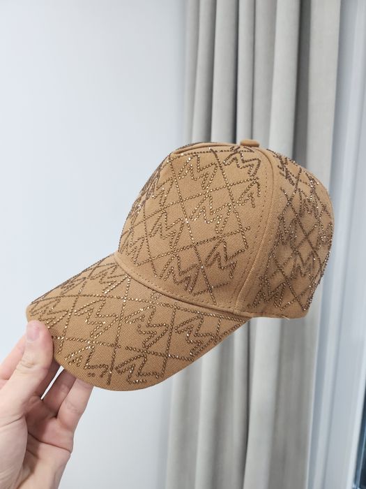 Неупотребена шапка с камъни