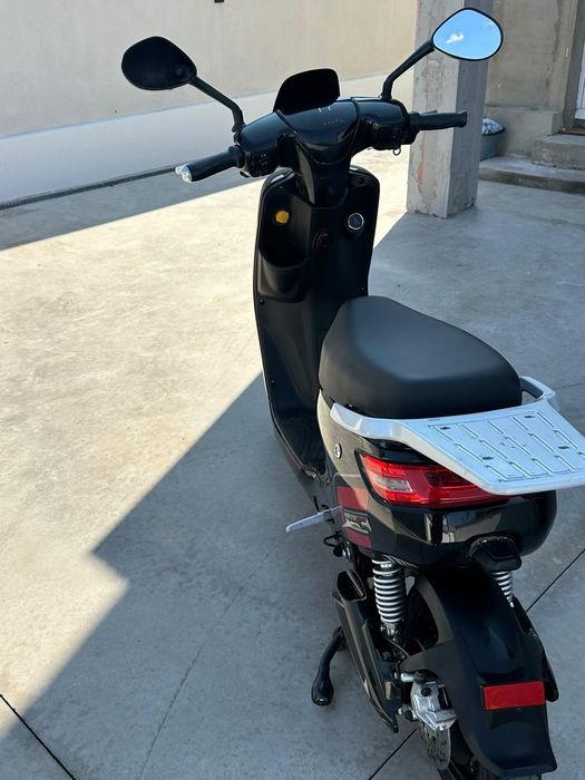 Vând scuter electric RKS R8