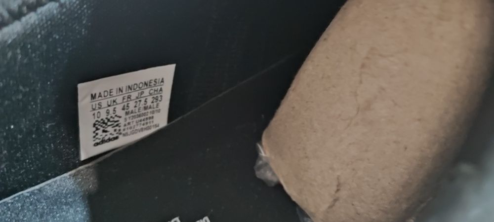 Продам кроссовки фирмы Adidas.