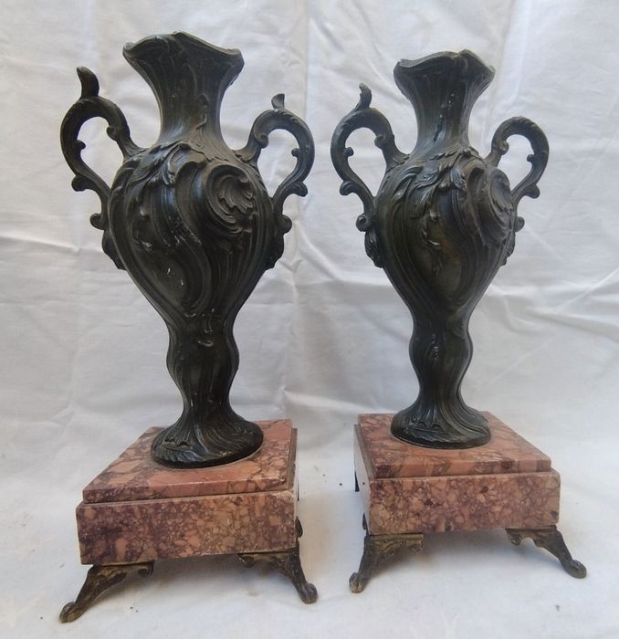 Pereche vaze vechi decorative din antimoniu, pentru colectionari.