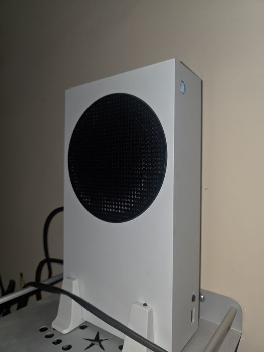 Продам Xbox series s в хорошем состоянии