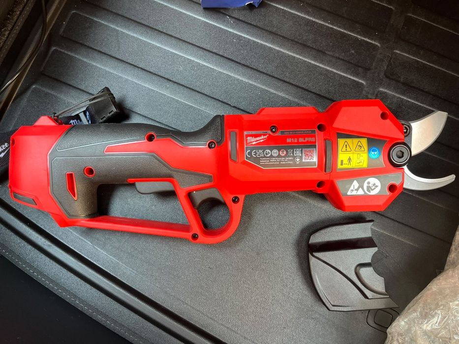 Foarfeca pentru taiat ramuri crengi Milwaukee M12 BLPRS-202, fara perii, 12V, pentru taiat ramuri pana la 32 mm