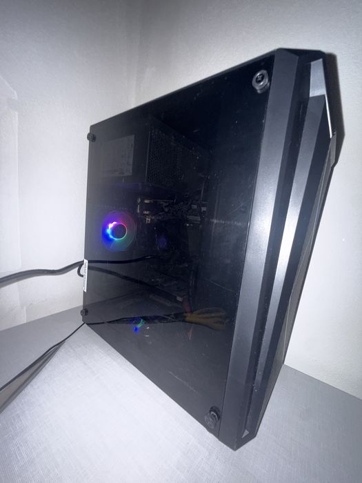 Pc , Vand pc , durata pe care o are este de 6 luni . Intel core i7 4770 . Memorie RAM DDR3 2x8 GB . Radeon RX550X. Il vand pentru că vreau un upgrade