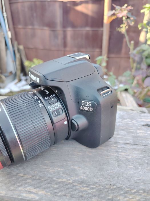 Canon EOS 4000D cu obiectiv EF S 18-55 cu stabilizare de imagine