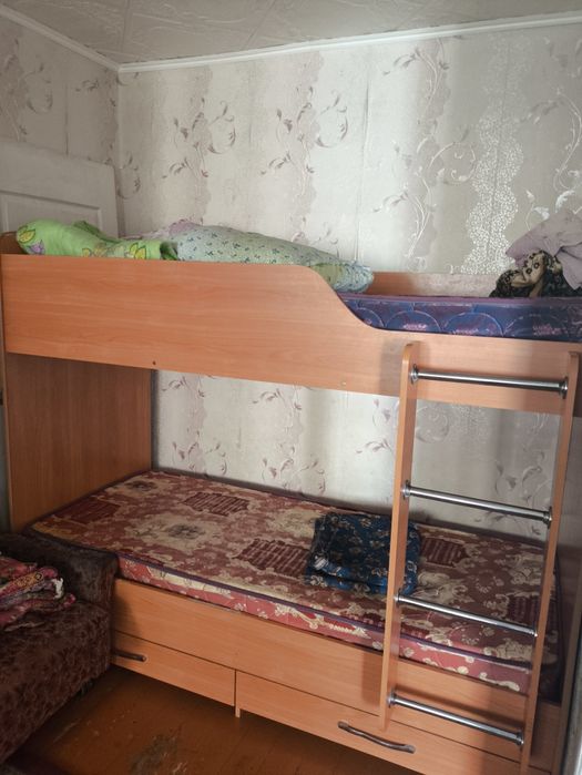Кровать двухярусная с матрасами
