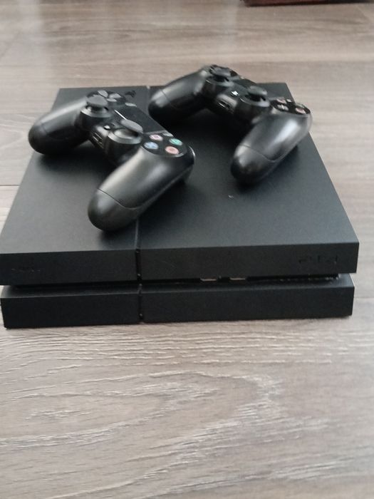Vând PlayStation 4