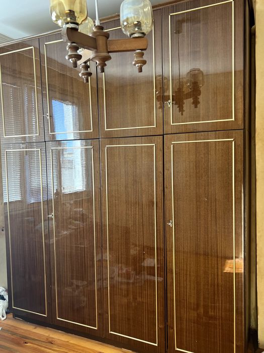 Комплект  за спалня (гардероб, тоалетка и две нощни шкафчета)