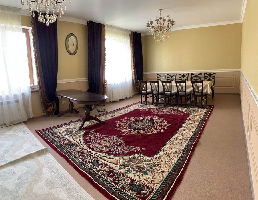 Стол со стульями