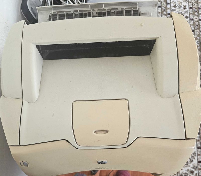 Принтер б/у HP LaserJet 1200.