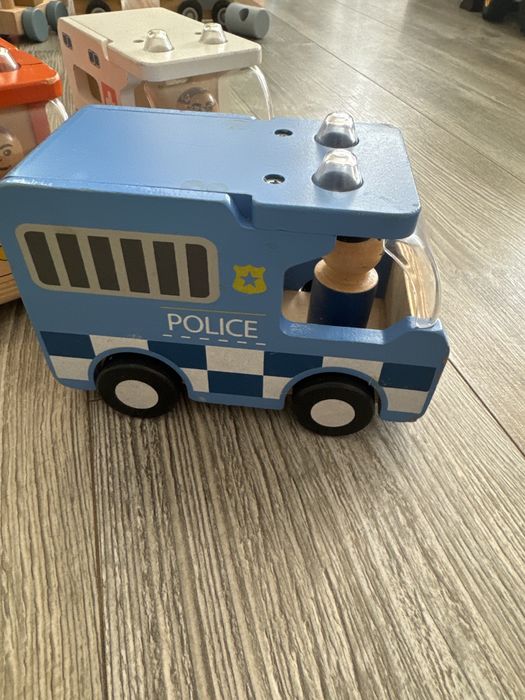 Vand lot jucarii lemn politie, ambulanta, etc 1-3 ani