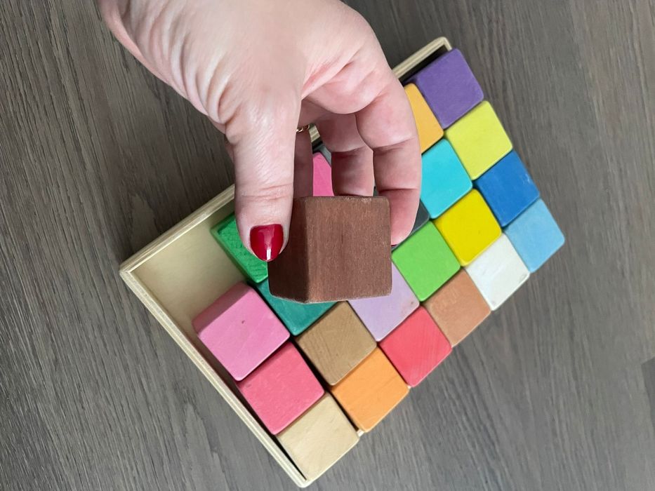 Tavă cuburi colorate din lemn – Montessori