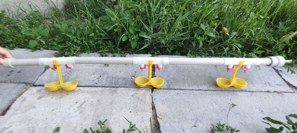 Поилки и кормушки.