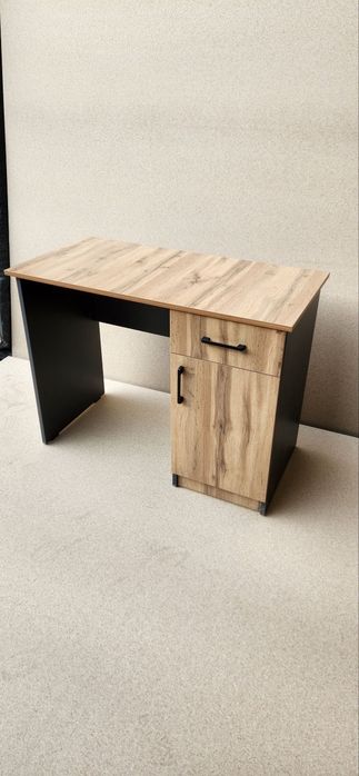 Stol parta pismenniy