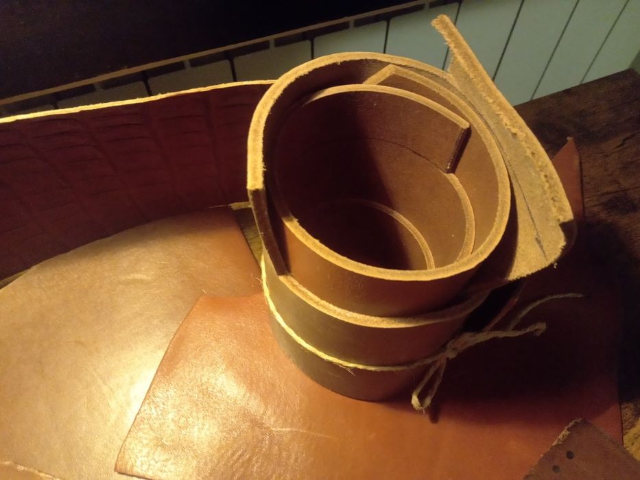 Bucati medii si mici de piele dura