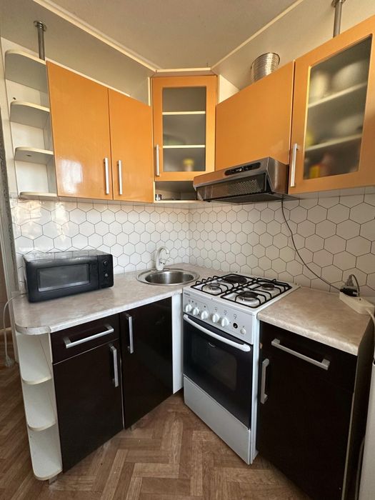 Кухня вместе с газом, вытяжкой и микроволновкой