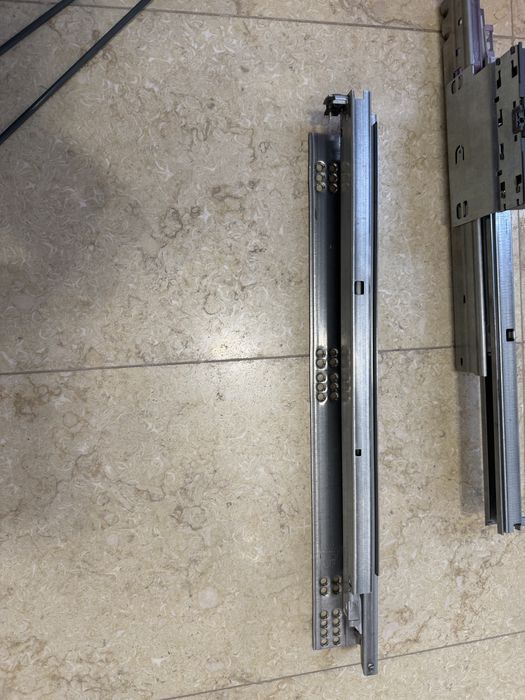 Водачи Blum с пуш и заключване.