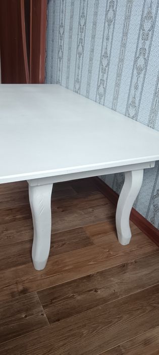 продается стол белый