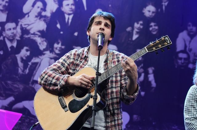 Певец с гитарой - живой звук и хорошее настроение