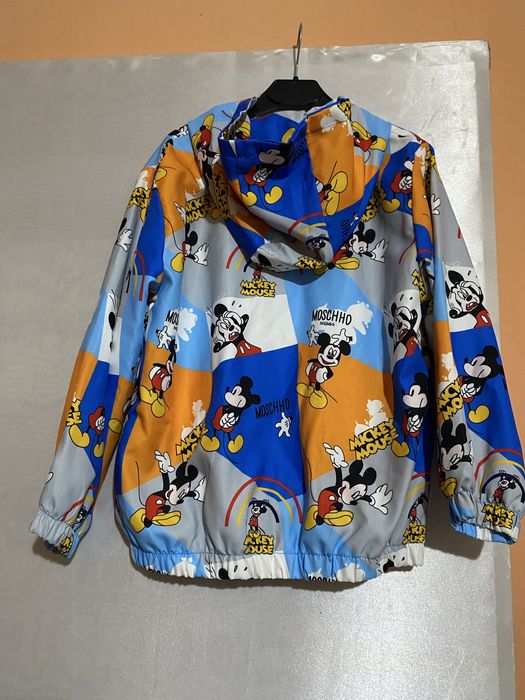 Продам ветровкк 130 размер смотрите все фото