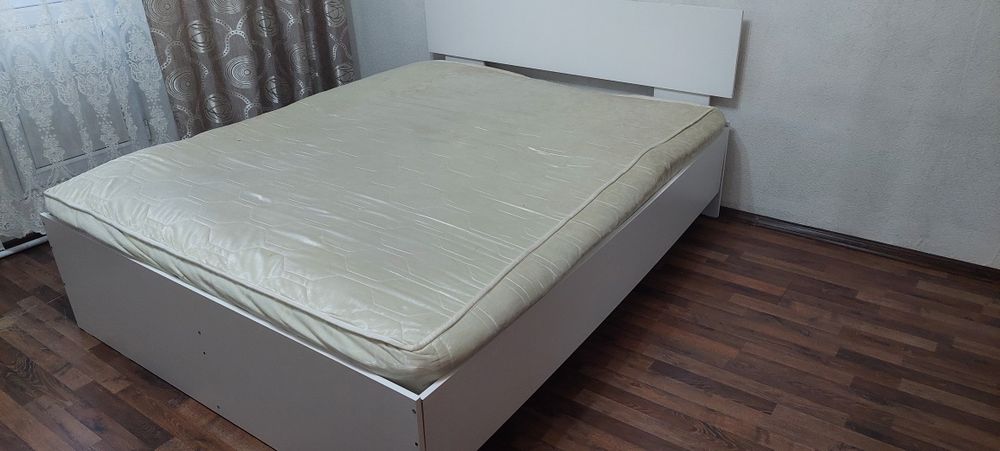 Продаю двуспальную кровать