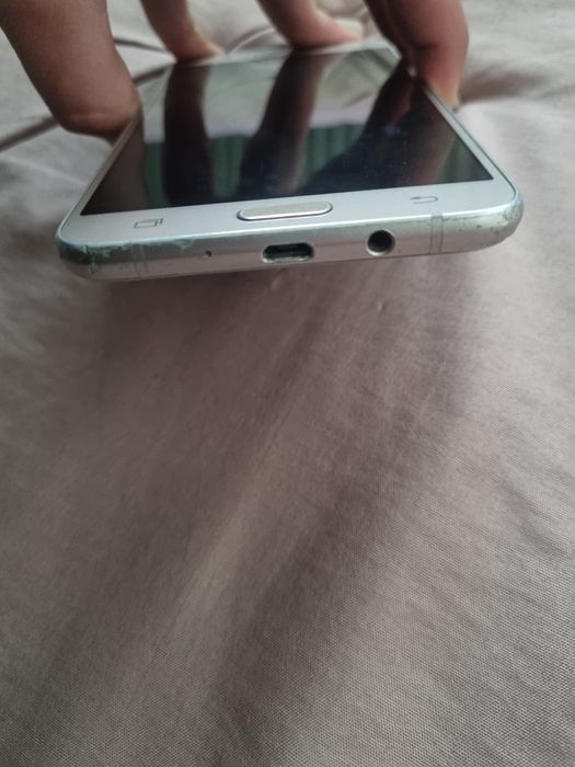 Телефон Samsung J7 2016