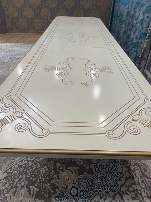 Стол и стулья для гостиной