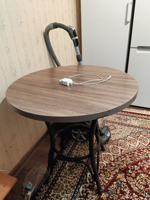 Круглый кухонный стол+3 стульев