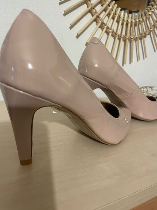 Vând pantofi piele lăcuită crem mărime 36 noi