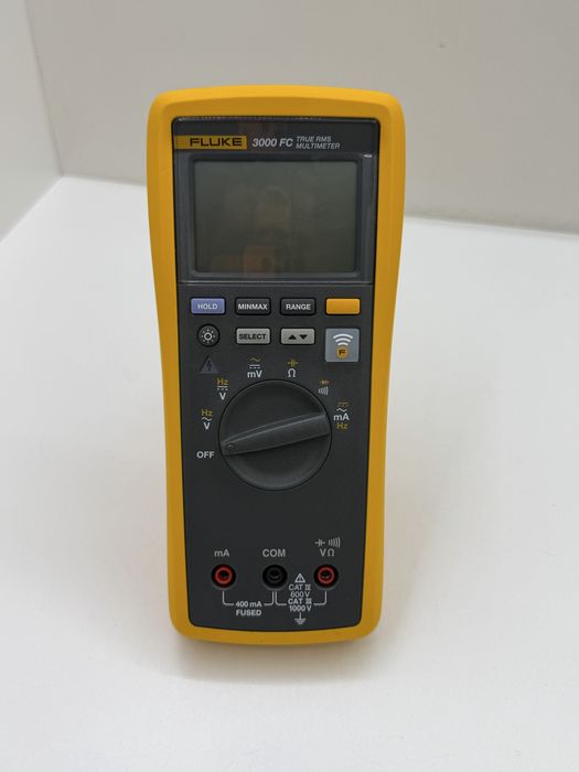 Set aparate masura: multimetru Fluke 3000 FC, clema ampermetrica Fluke a3000 FC si tester retea Goldtool. Toate cele trei aparate sunt utilizate.