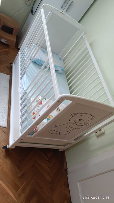 Детско легло кошара на колела от масивно дърво с матрак magniflex