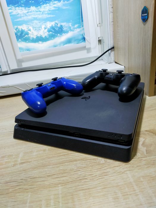 Playstation 4 slim в хорошем состаянии